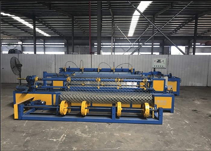 Steel Diamond Mesh Fencing Machine / Automatic Chain Link Fencing ...